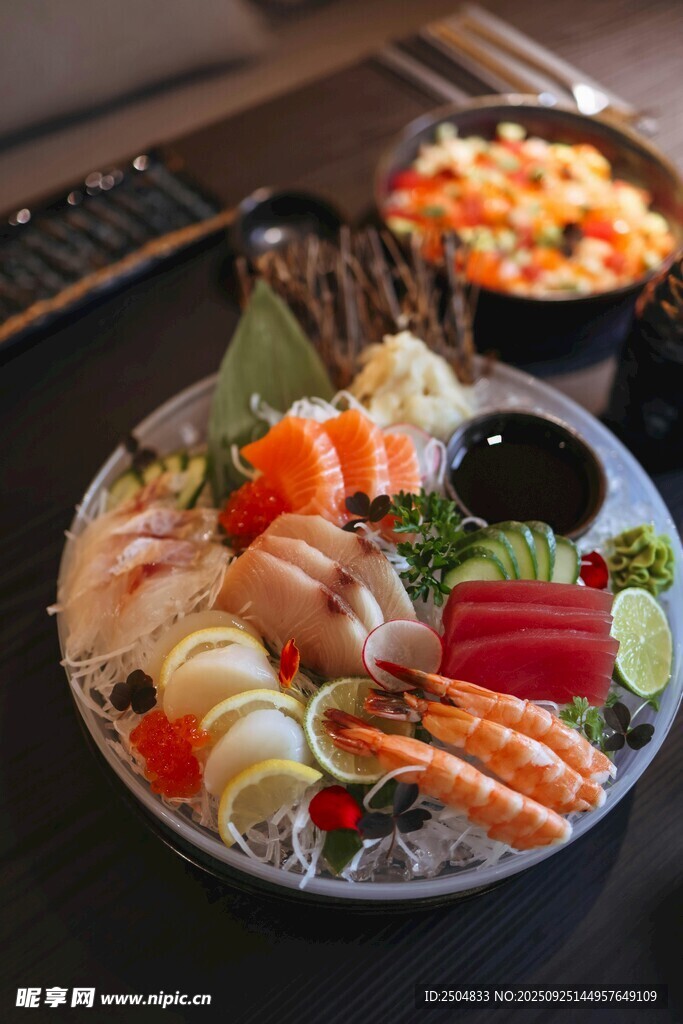 丰盛刺身拼盘美食展示