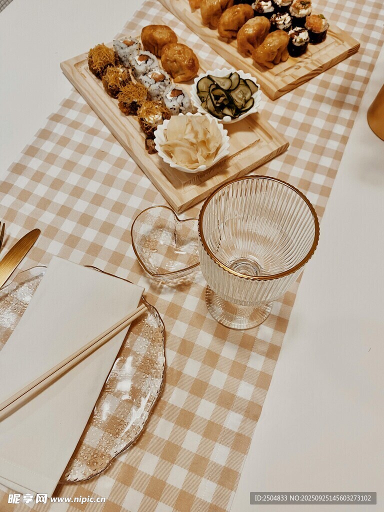 精致糕点摆放在温馨餐桌