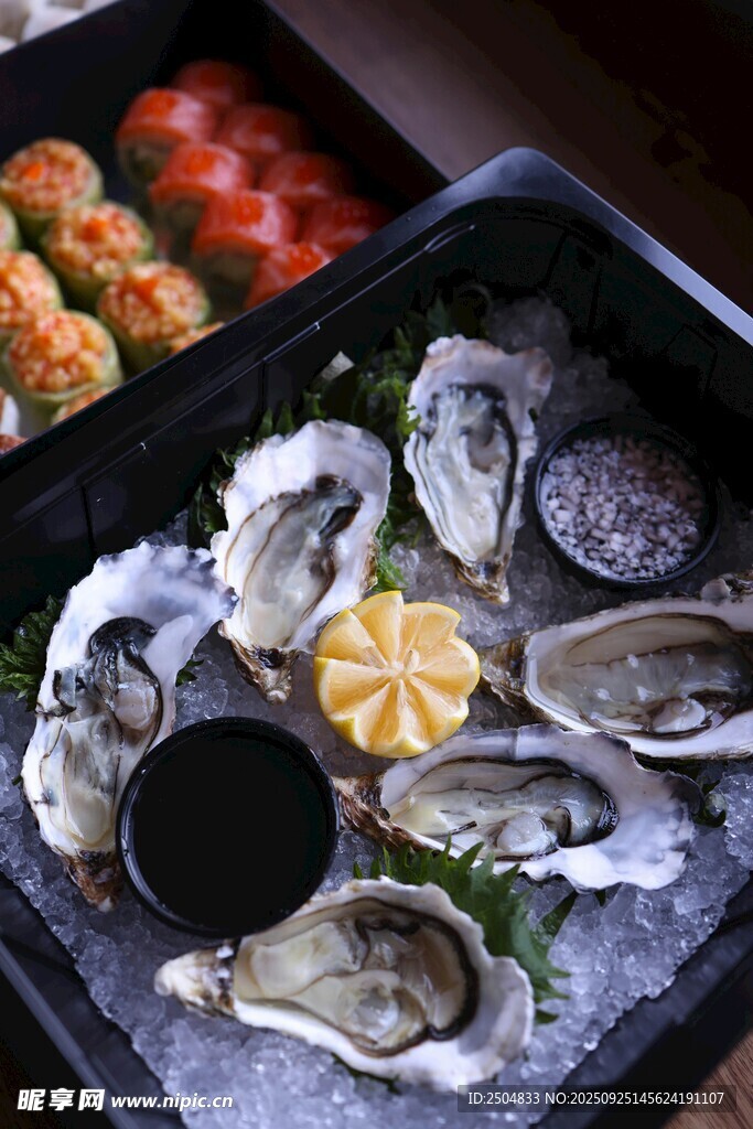 新鲜生蚝搭配多样美食