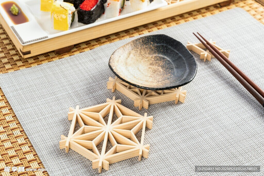 木质餐垫与餐具组合展示