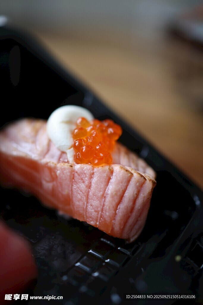 美味三文鱼寿司配鱼子