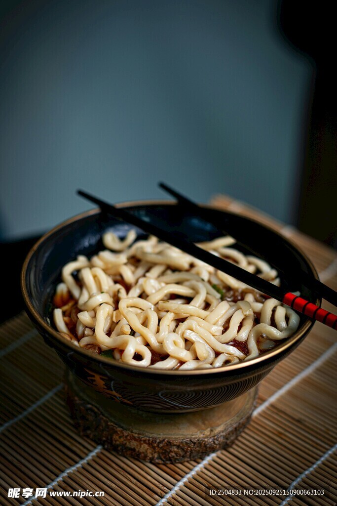 一碗美味面条置于竹席上
