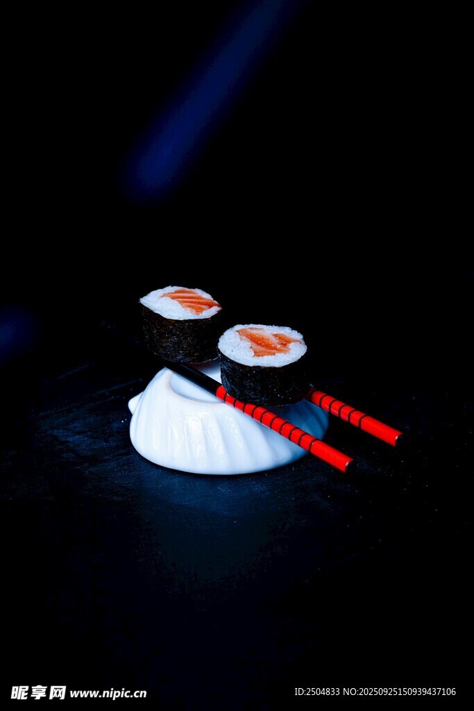 精致寿司配红筷