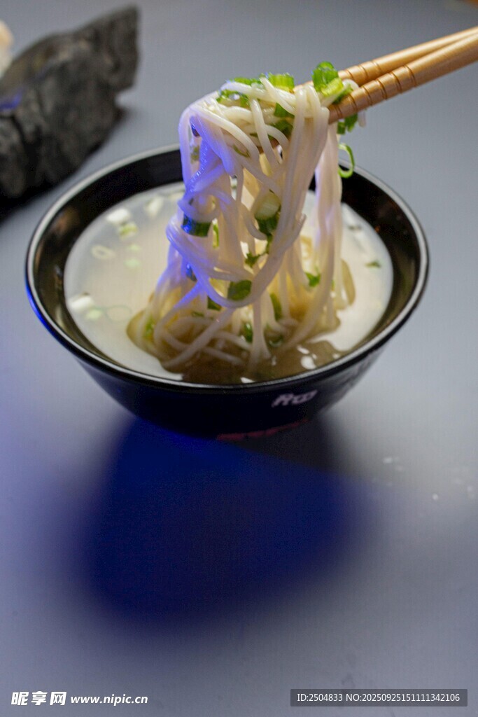 筷子夹起美味的汤面