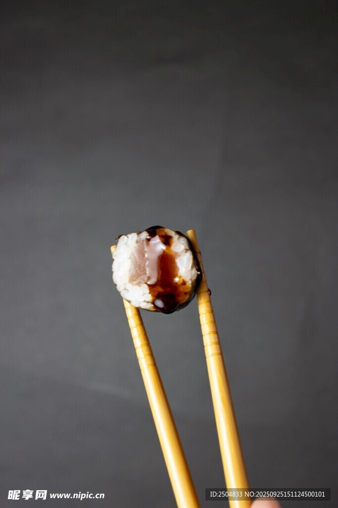 筷子夹起美味寿司
