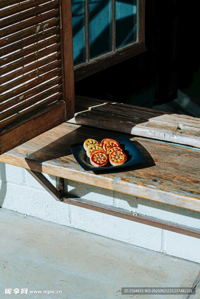 户外平台上的美味烤制食物