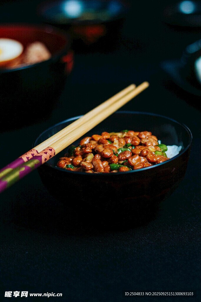 美味拌饭配精致筷子