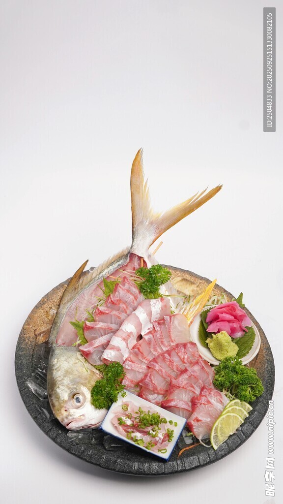 精致刺身拼盘美食展示