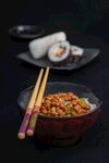美味中式菜肴与筷子相伴