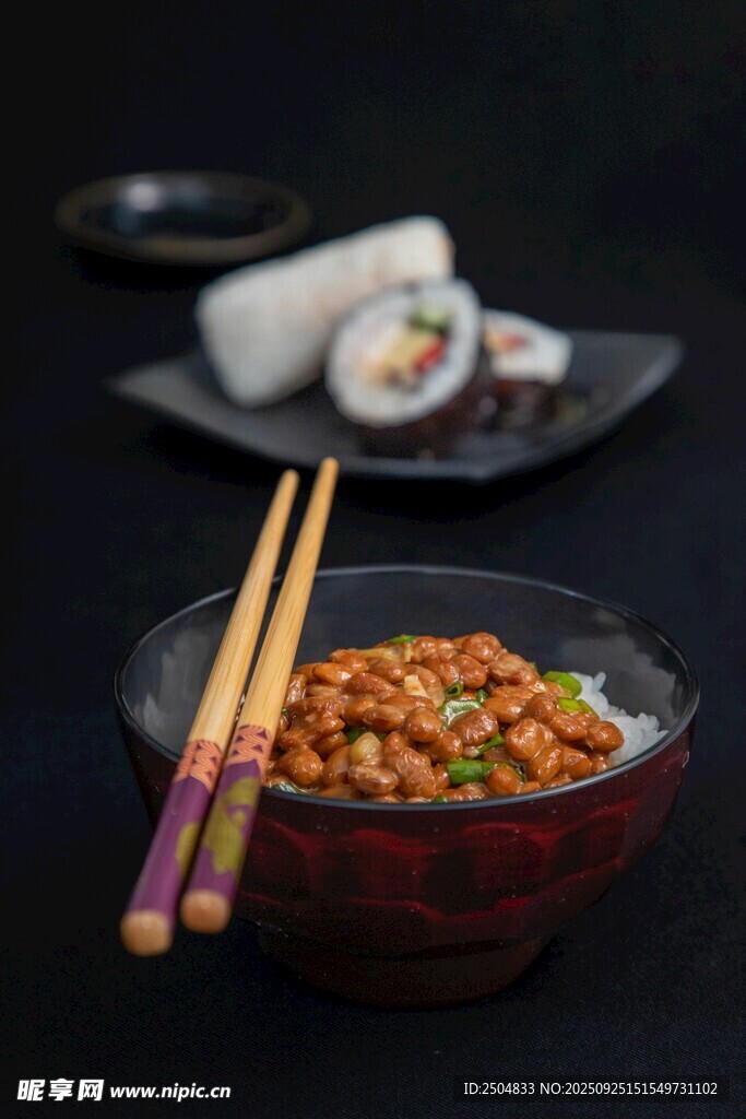 美味中式菜肴与筷子相伴