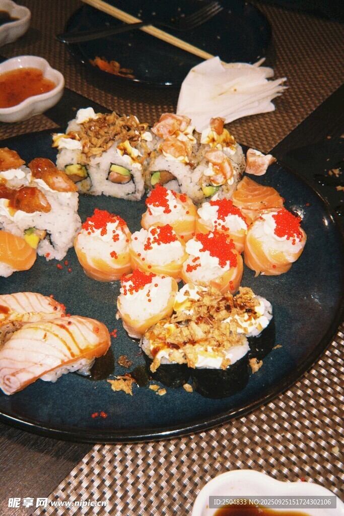 丰盛寿司拼盘美食盛宴
