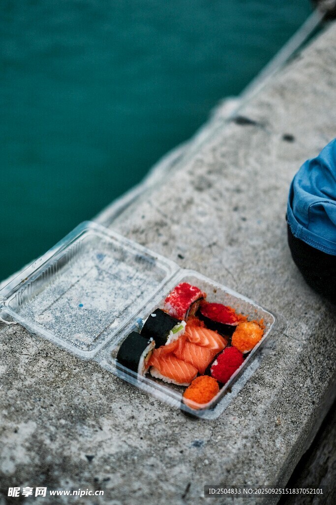 海边石台的美味海鲜餐