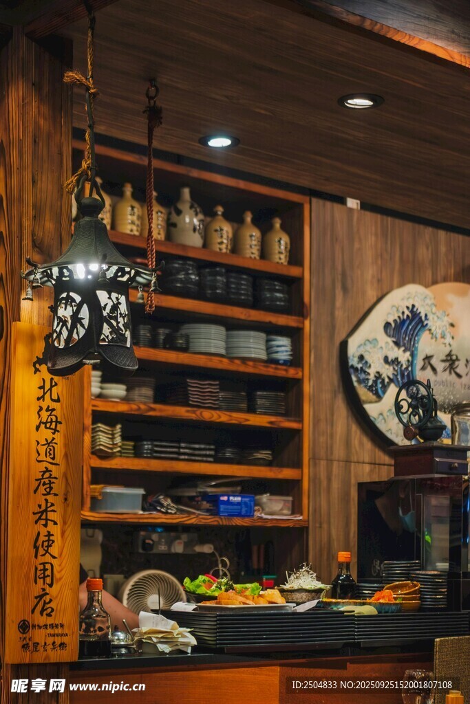 日式料理店精致吧台场景