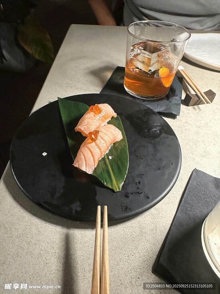 精致三文鱼寿司摆盘