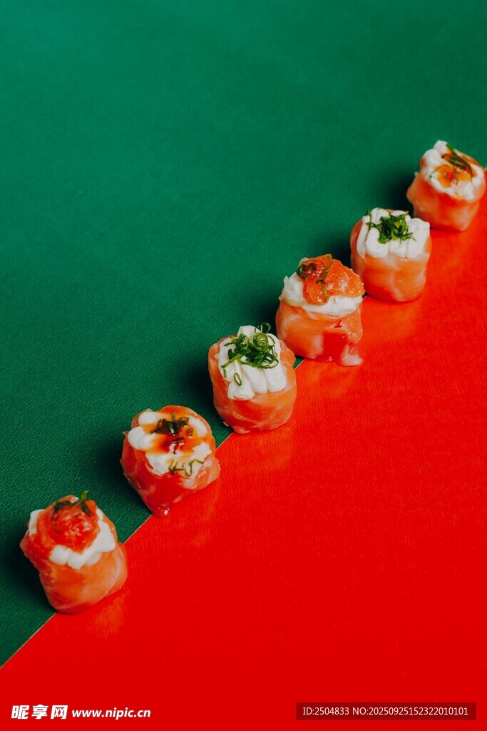 红绿背景上的美味寿司