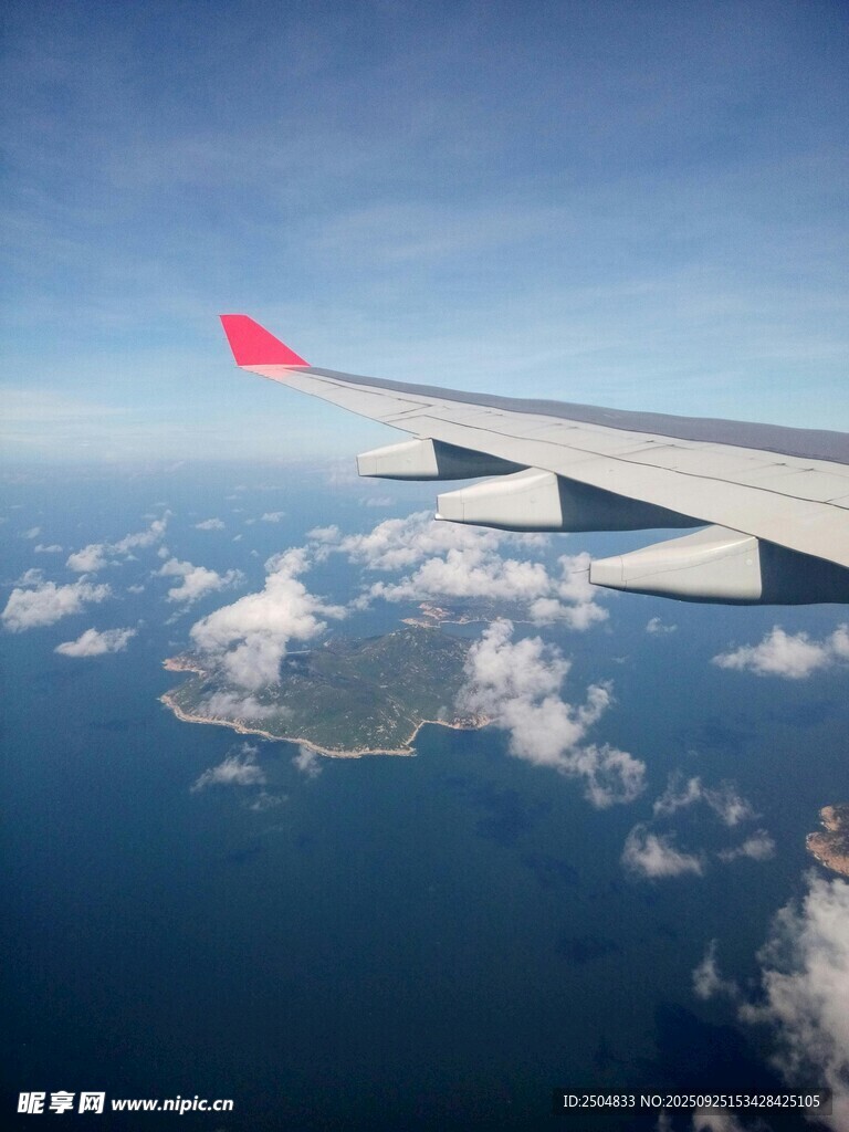 机上视角 俯瞰碧海与岛屿