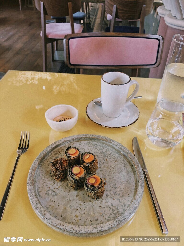 精致早餐摆放在黄色桌布上
