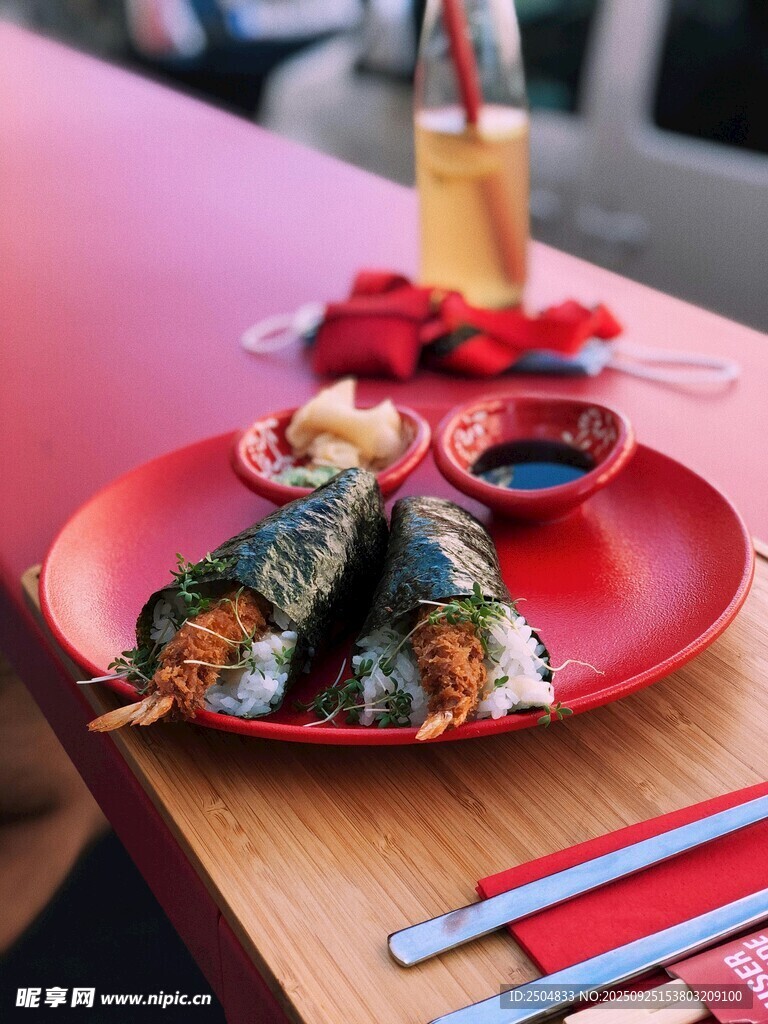美味寿司摆放在红色餐盘上