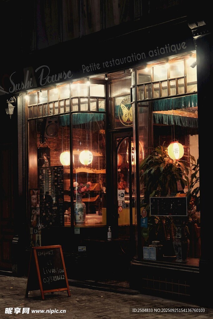 夜晚亮灯的温馨街边小店