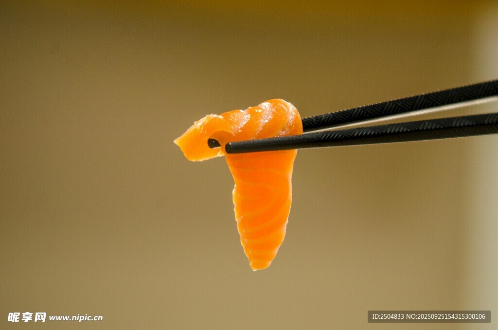 筷子夹起的美味三文鱼
