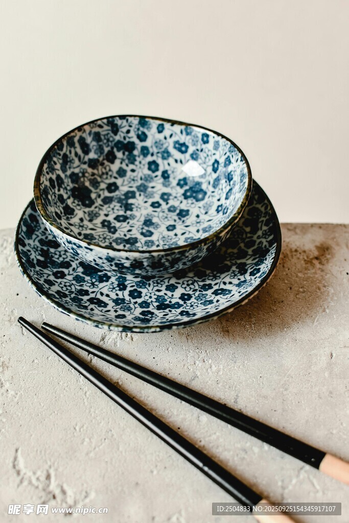 蓝花瓷餐具与筷子组合