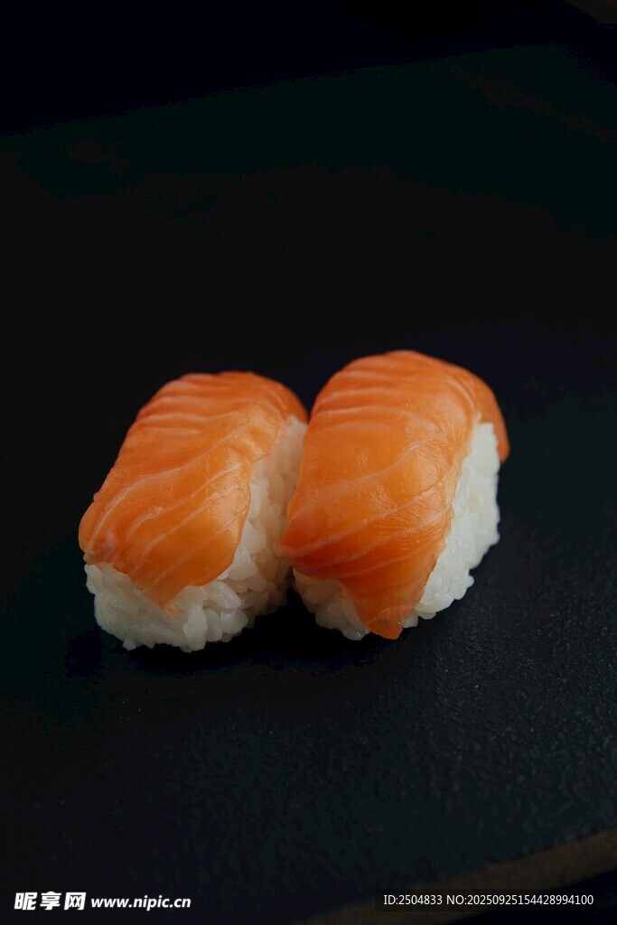 两块美味寿司特写