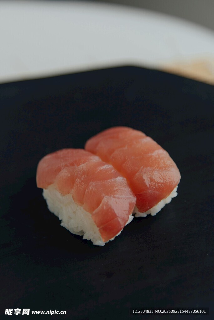 两块美味寿司