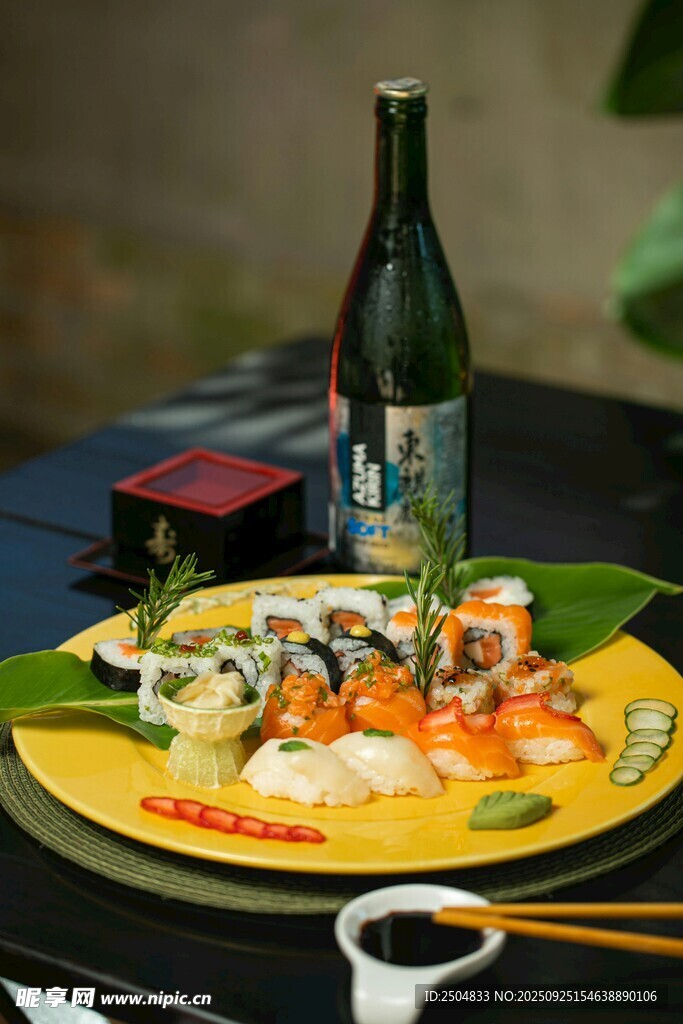 日式寿司拼盘与清酒