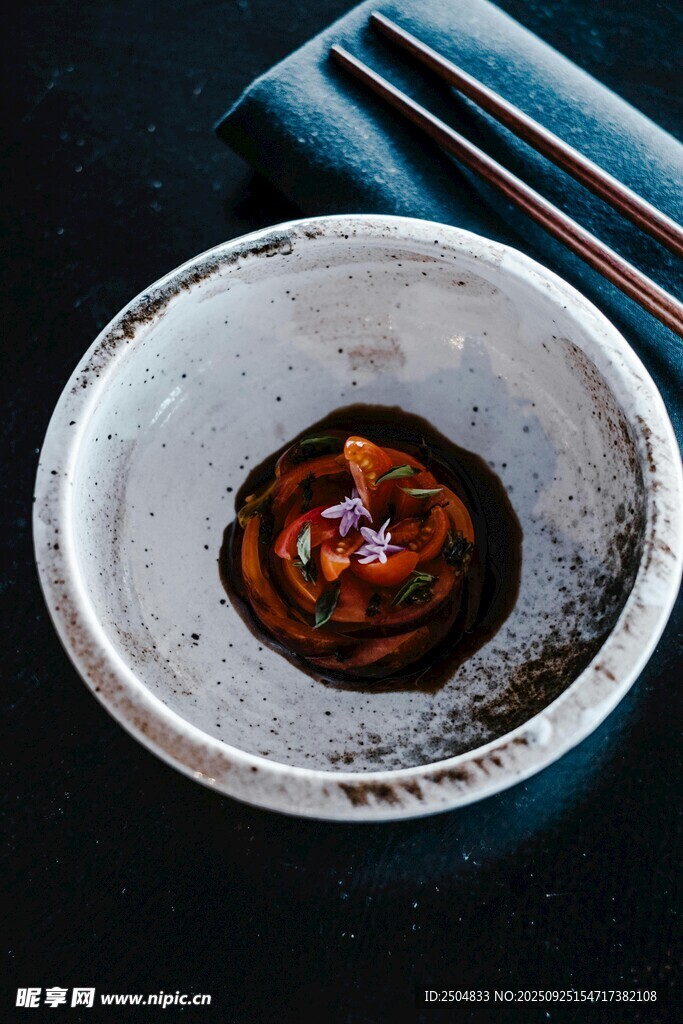 精致盘中创意摆盘料理