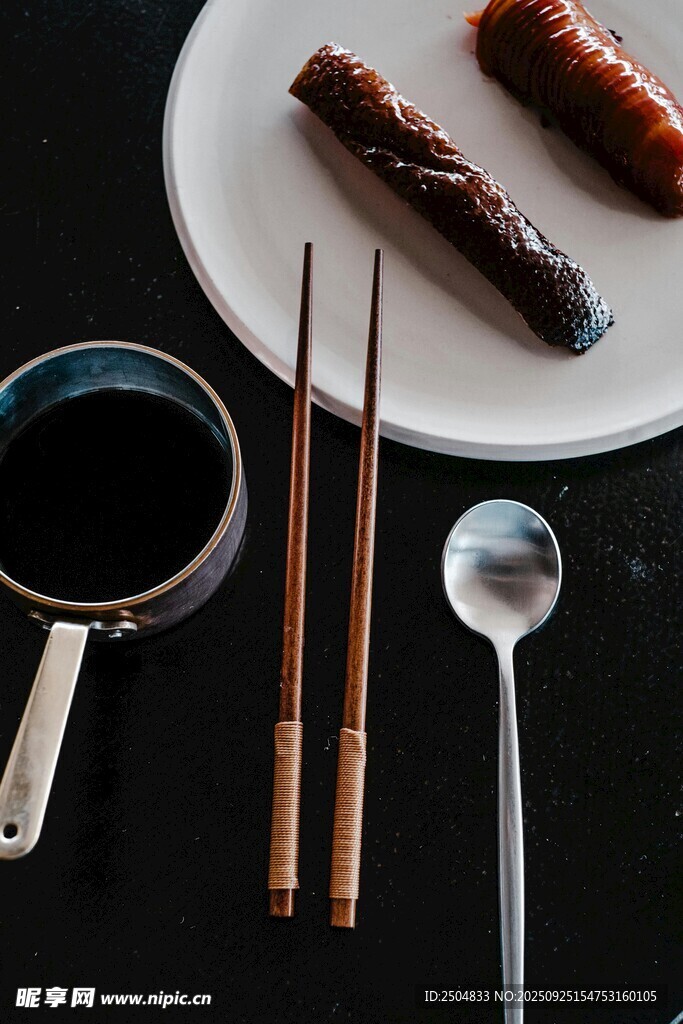 中式餐具与美食组合展示