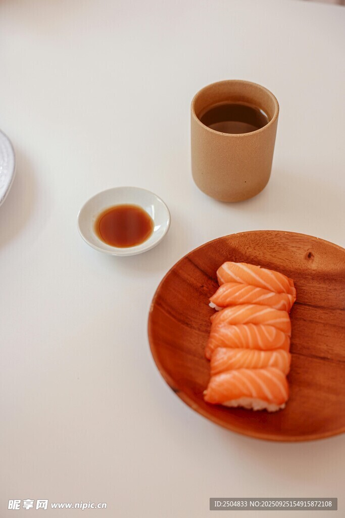 美味虾肉春卷与茶饮