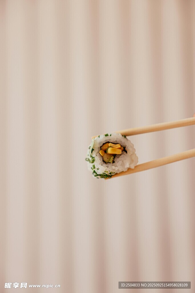 筷子夹起美味寿司