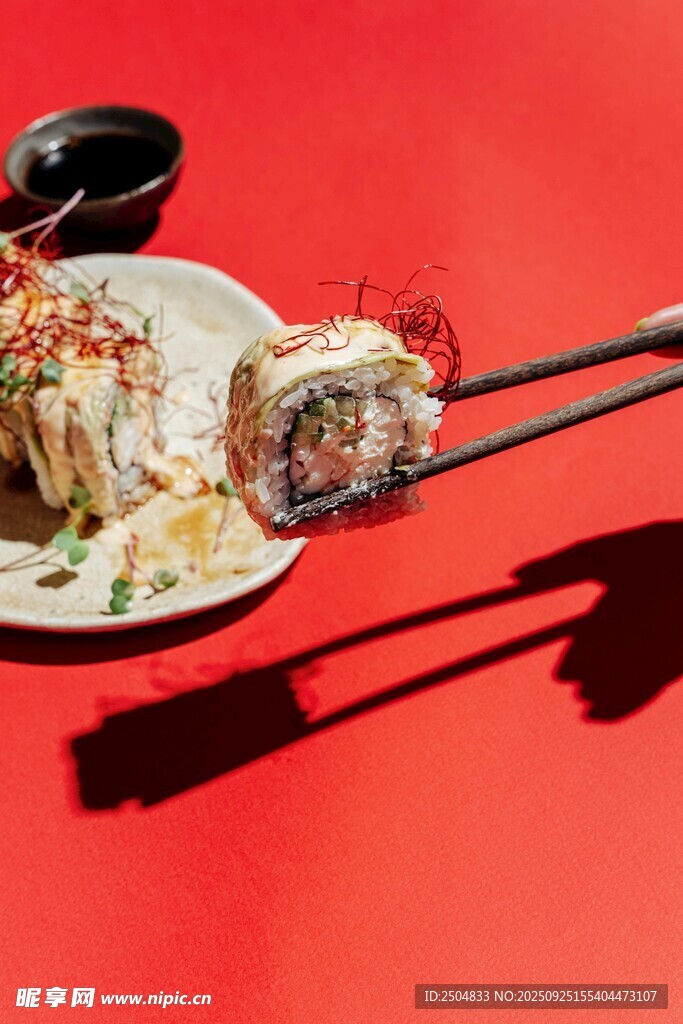 红底上的美味寿司拼盘