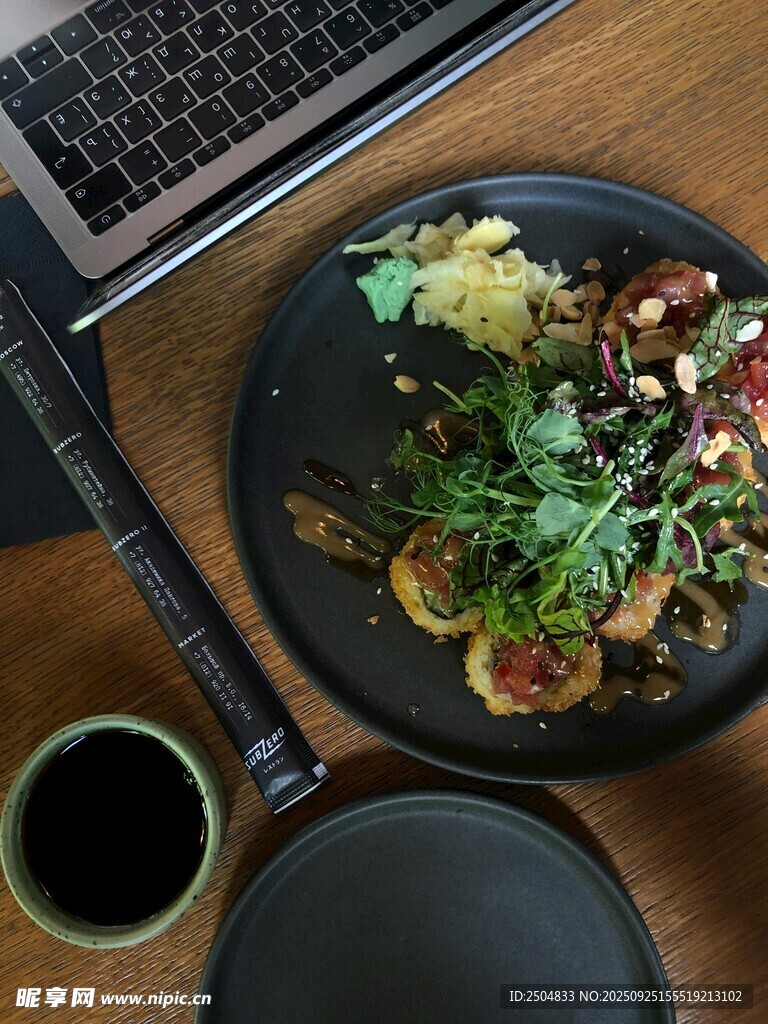 木质桌上的美食与电脑