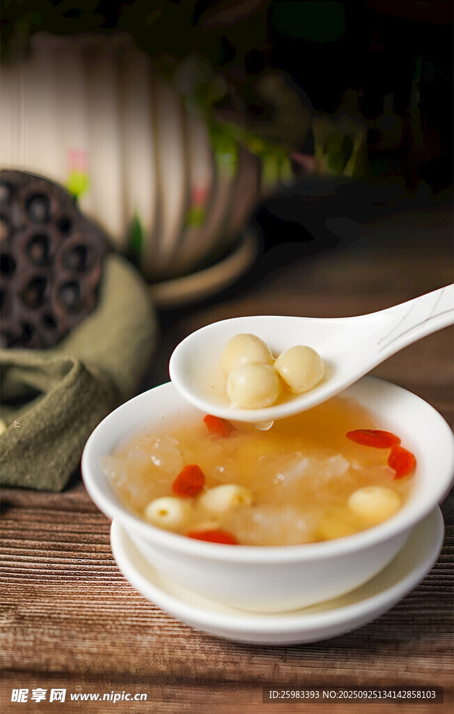 莲子银耳羹