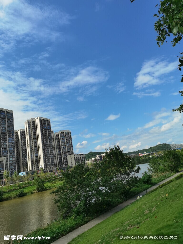 河畔高楼与蓝天绿地景观
