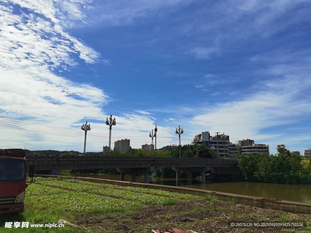 户外草地与游乐设施景观