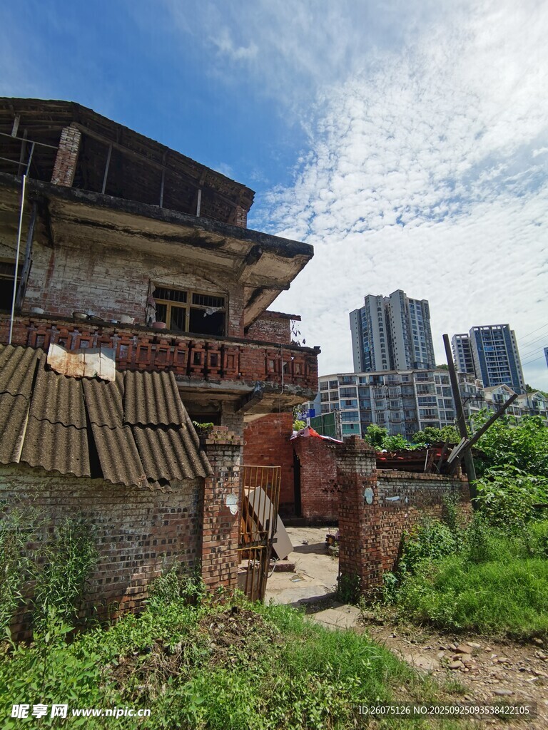老旧房屋与远处高楼对比