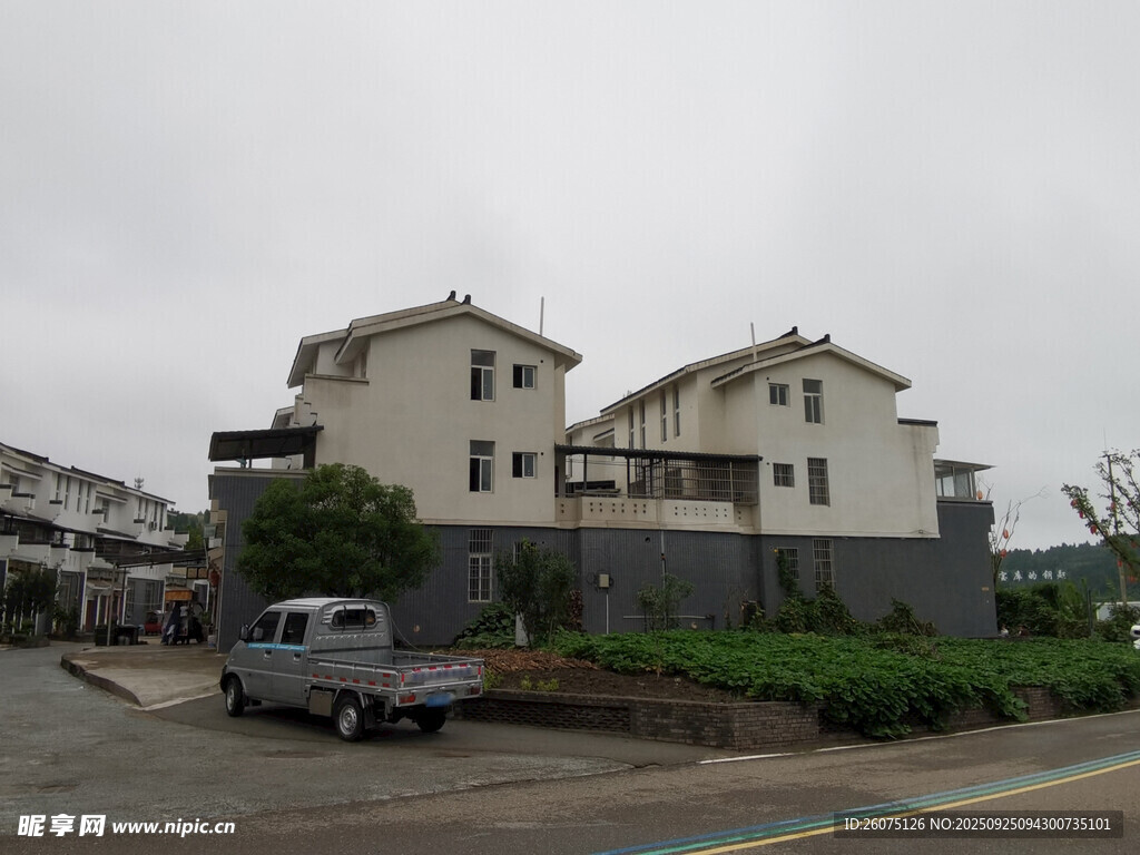 郊外两层住宅与停放车辆