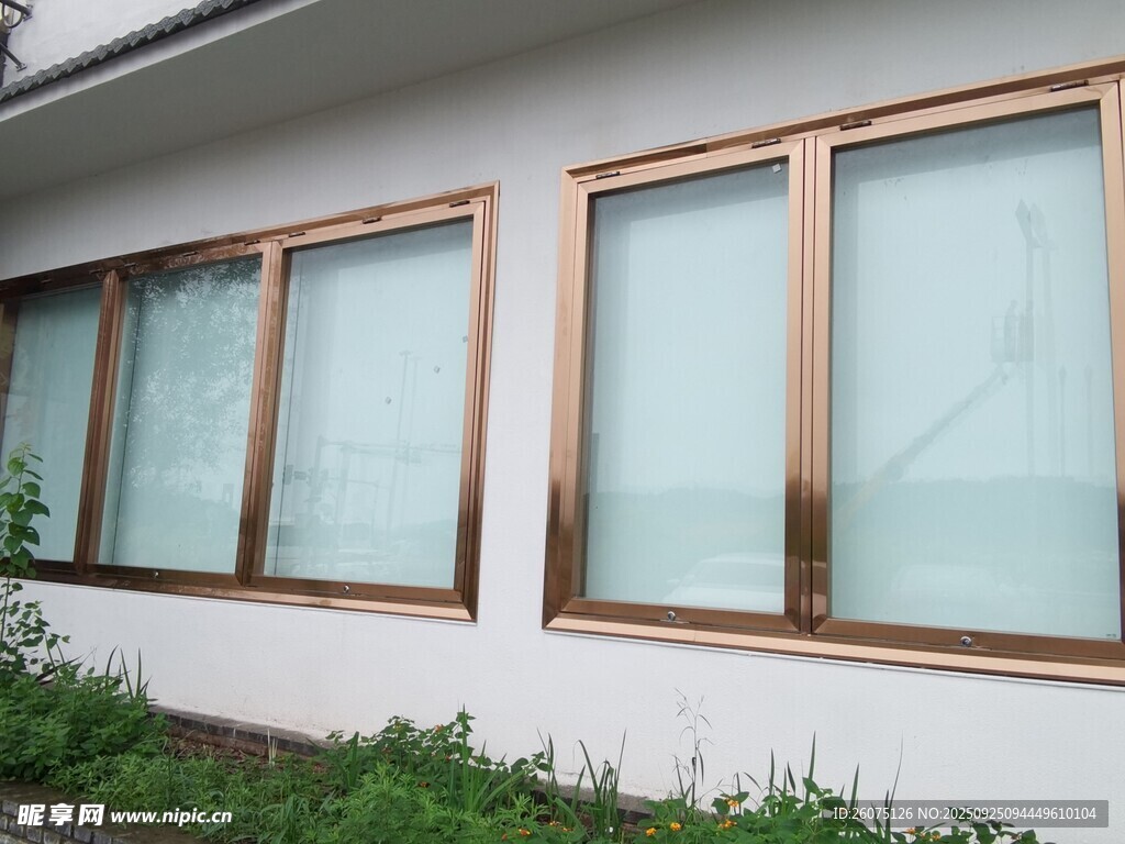 现代风格白色建筑外窗