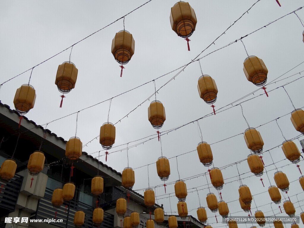 空中悬挂的黄色灯笼串