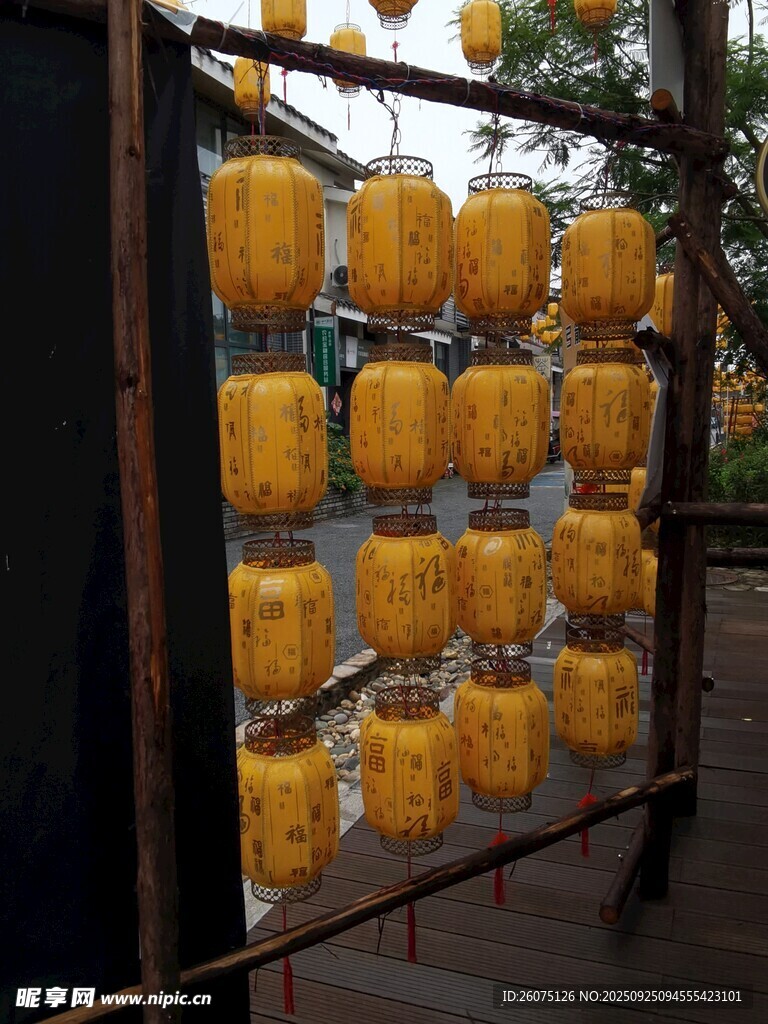 户外架子上的黄色灯笼
