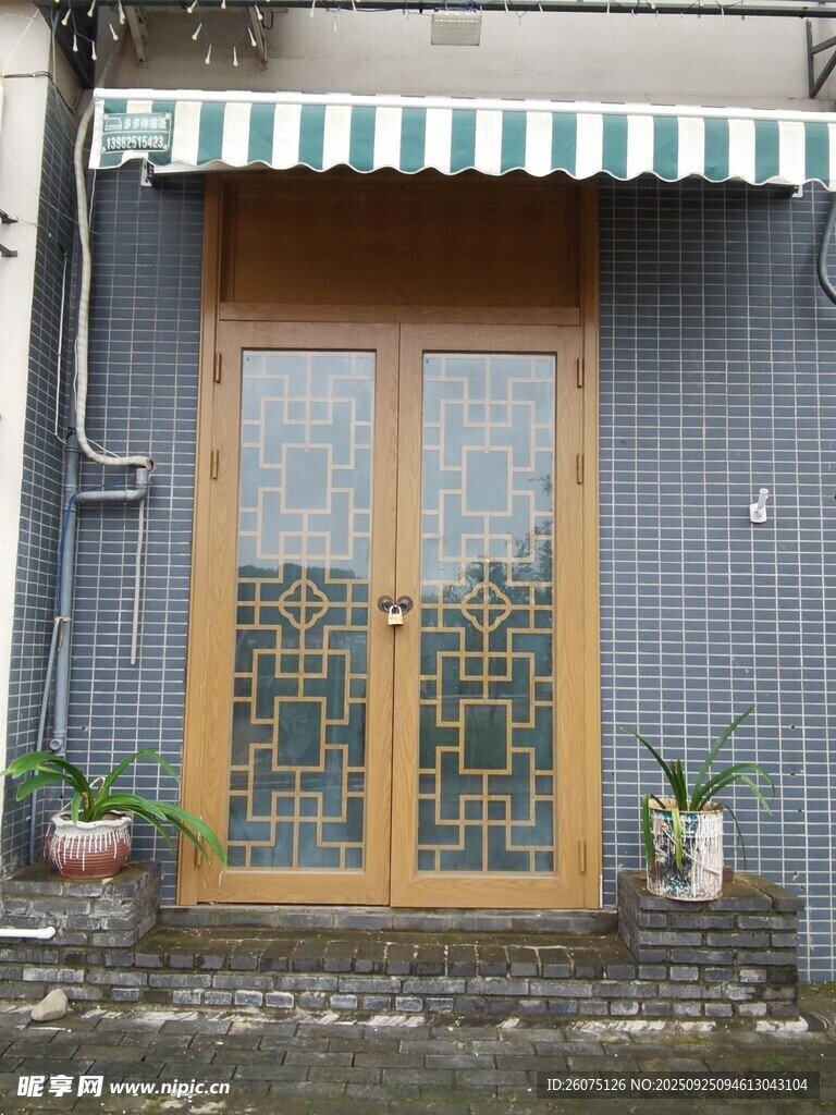 复古双开门小店外观