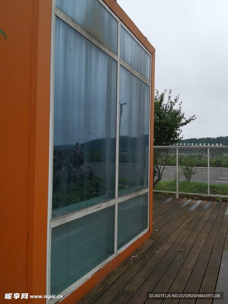 橙色小屋外的木质露台