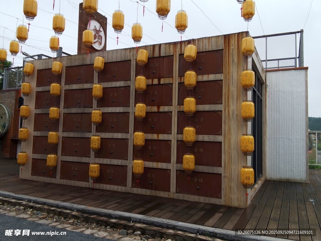 中式灯笼装饰的建筑场景