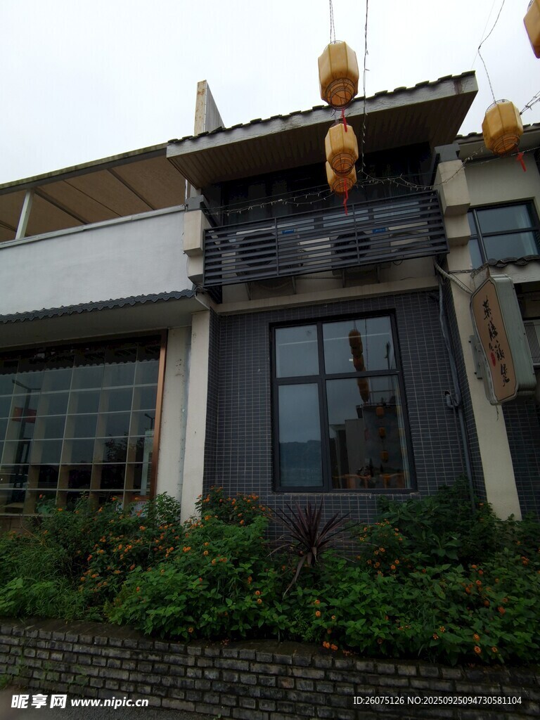 中式建筑外观与悬挂灯笼