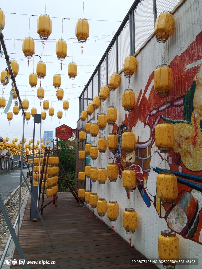黄色灯笼装点的古风长廊