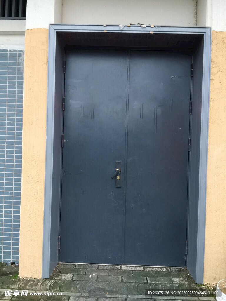 紧闭的深灰色金属大门