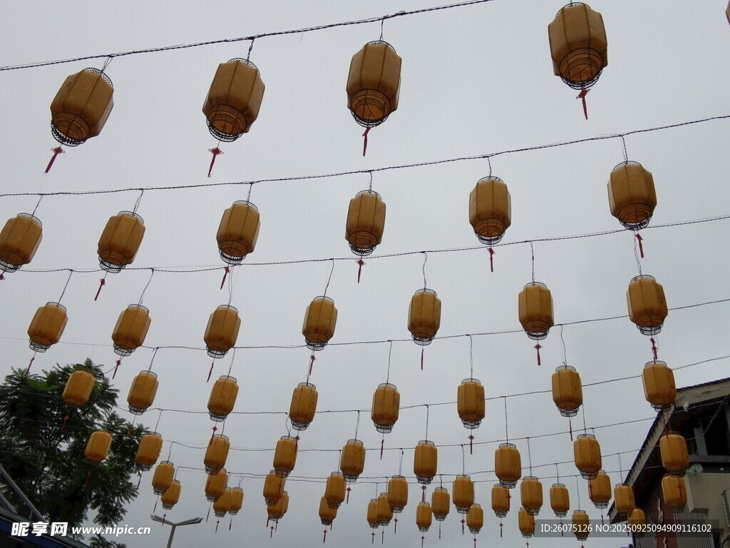 空中悬挂的多彩灯笼