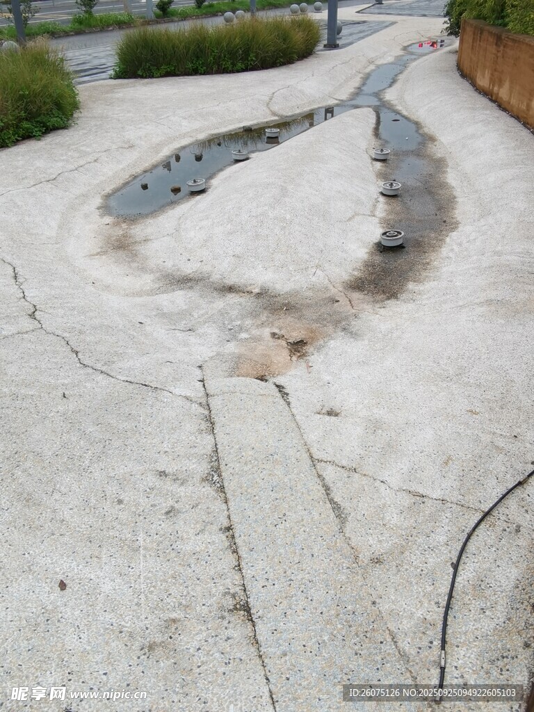 路面破损待修复